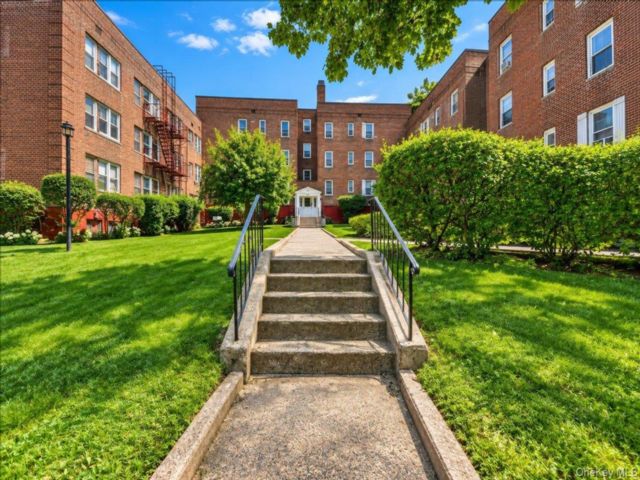  3 BR,  1.00 BTH &nbsp;Garden style home in Yonkers