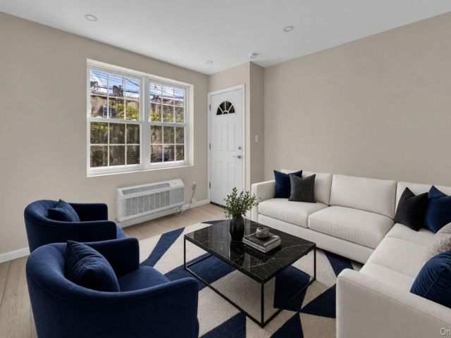  6 BR,  4.00 BTH &nbsp;Other style home in Wakefield
