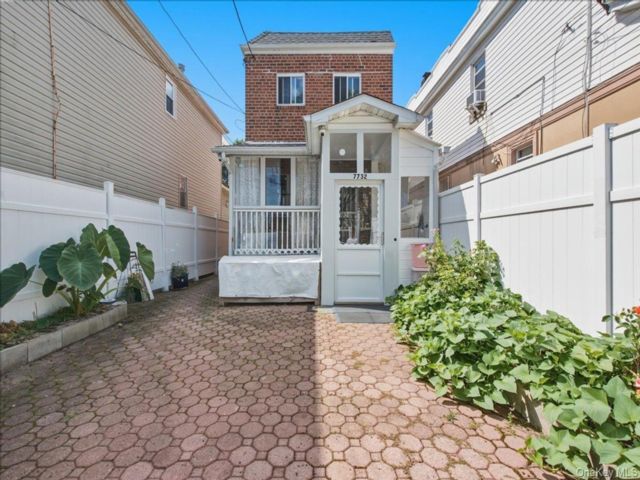  3 BR,  1.00 BTH &nbsp;Colonial style home in Fresh Meadows
