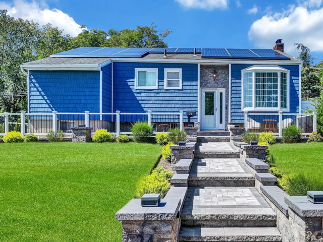  5 BR,  3.00 BTH &nbsp;Raised ranch style home in Farmingdale