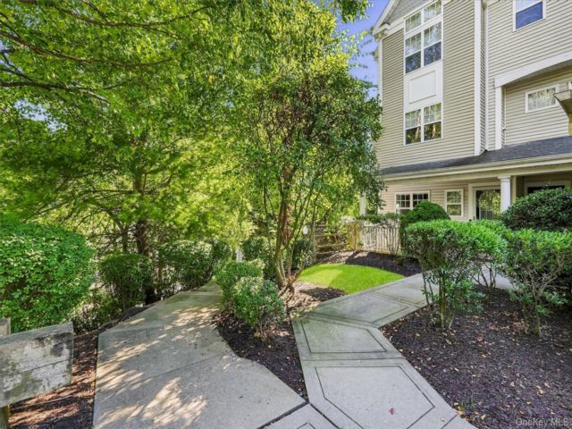  2 BR,  3.00 BTH &nbsp;Condo style home in Peekskill