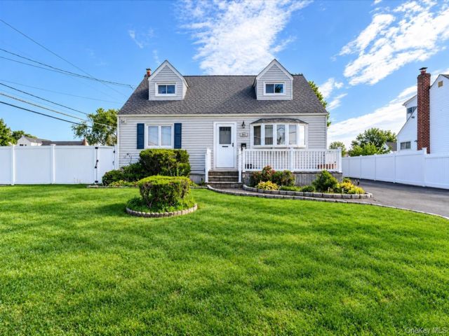  4 BR,  1.00 BTH &nbsp;Cape cod style home in Lindenhurst