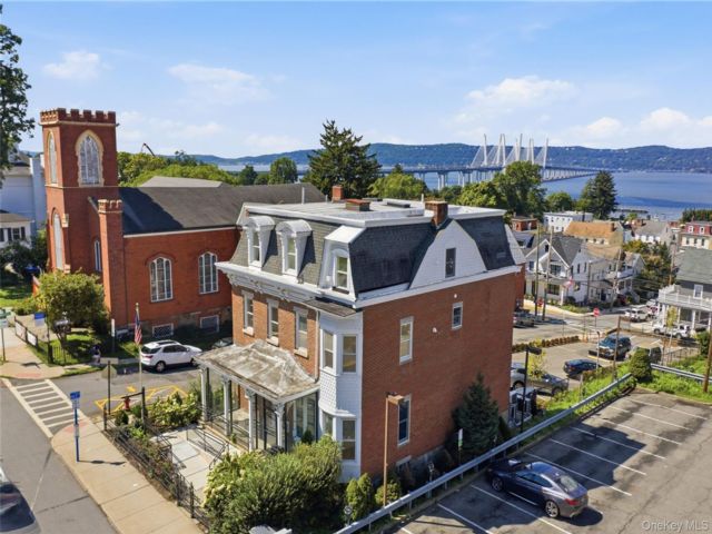  6 BR,  4.00 BTH &nbsp;Victorian style home in Tarrytown