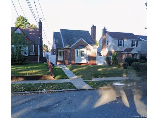  4 BR,  2.00 BTH &nbsp;Colonial style home in Jamaica
