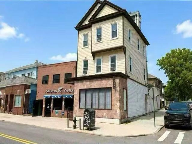  2 BR,  1.00 BTH &nbsp;Colonial style home in College Point