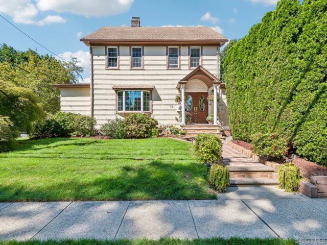  7 BR,  7.00 BTH &nbsp;Colonial style home in Roslyn Heights