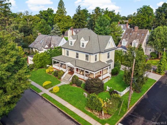  6 BR,  5.00 BTH &nbsp;Colonial style home in Larchmont