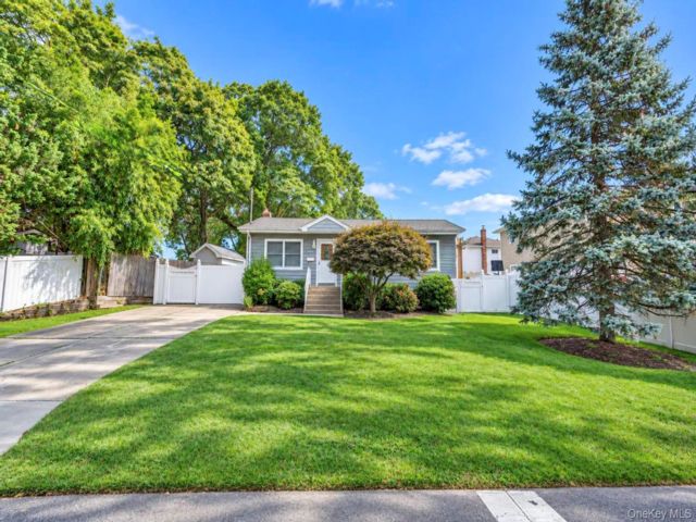  3 BR,  2.00 BTH &nbsp;Ranch style home in Copiague