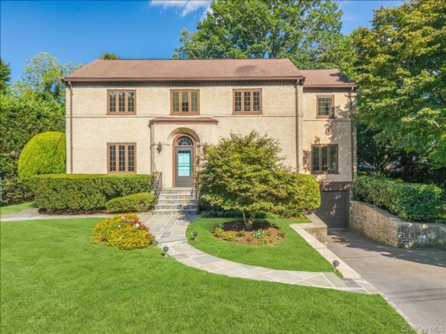  4 BR,  3.00 BTH &nbsp;Colonial style home in New Rochelle