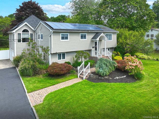 4 BR,  3.00 BTH &nbsp;Hi ranch style home in Dix Hills