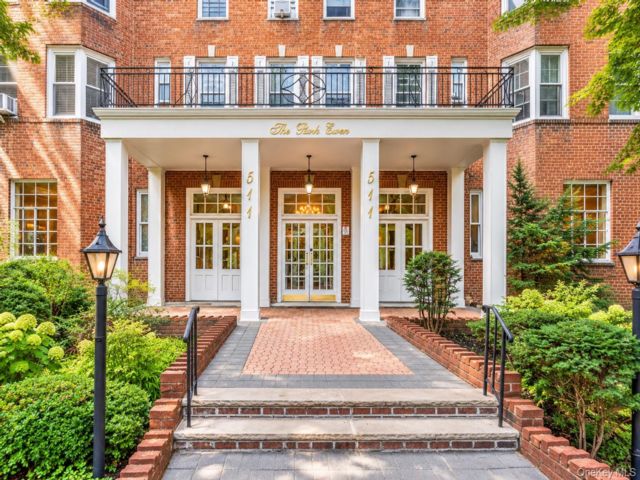  2 BR,  1.00 BTH &nbsp;Mid rise style home in Kingsbridge