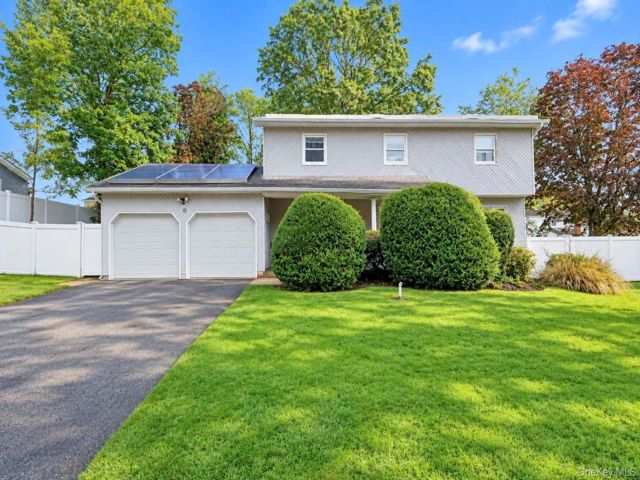  5 BR,  4.00 BTH &nbsp;Colonial style home in Wheatley Heights