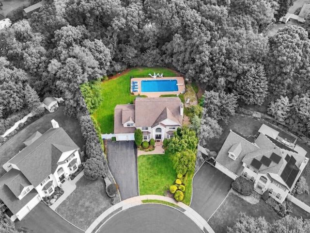  5 BR,  3.00 BTH &nbsp;Colonial style home in Hauppauge