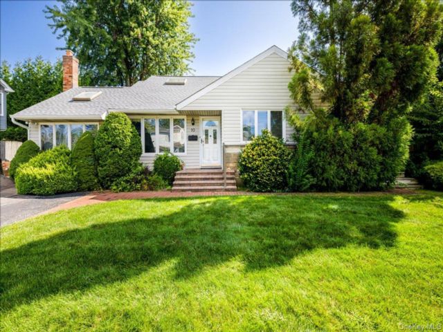  3 BR,  2.00 BTH &nbsp;Raised ranch style home in Massapequa