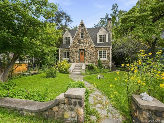  2 BR,  2.00 BTH &nbsp;Craftsman style home in Croton-on-hudson