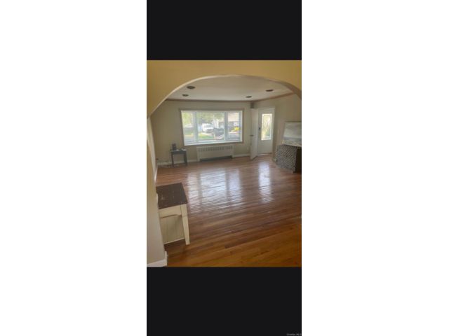  3 BR,  2.00 BTH &nbsp;Exp cape style home in Deer Park