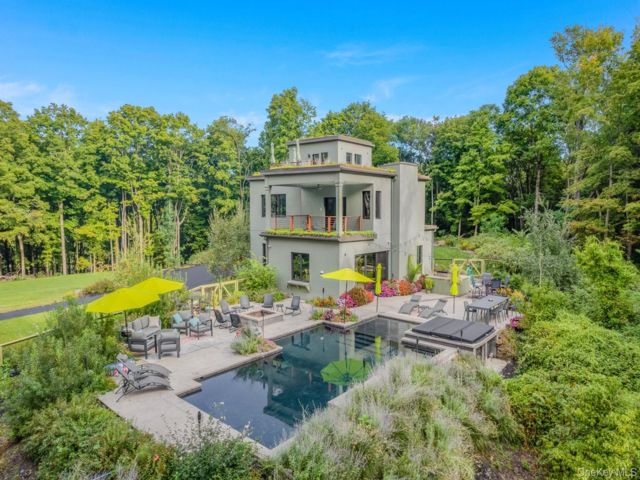  3 BR,  3.00 BTH &nbsp;Contemporary style home in Poughkeepsie