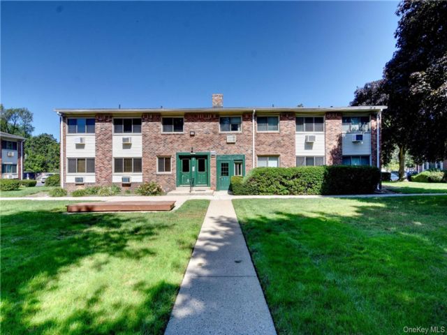  2 BR,  1.00 BTH &nbsp;Garden style home in Islip