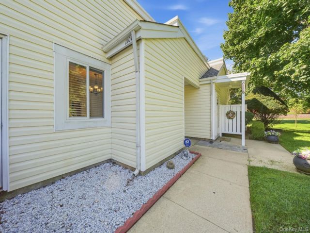  1 BR,  2.00 BTH &nbsp;Garden style home in Saint James