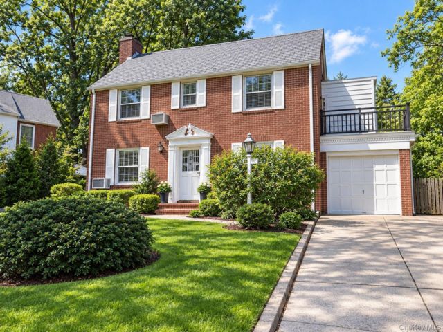  5 BR,  3.00 BTH &nbsp;Colonial style home in Holliswood