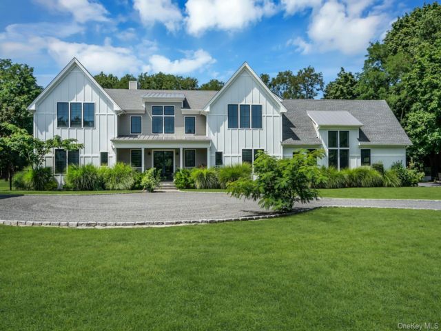  4 BR,  5.00 BTH &nbsp;Modern style home in Aquebogue