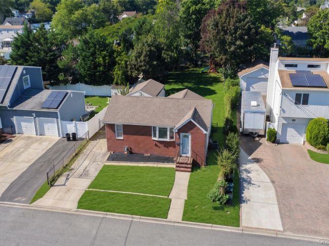  2 BR,  1.00 BTH &nbsp;Ranch style home in West Babylon