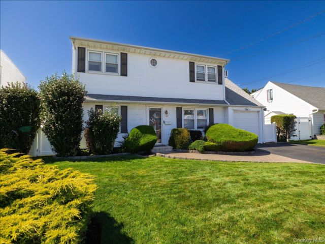  5 BR,  2.00 BTH &nbsp;Colonial style home in Massapequa