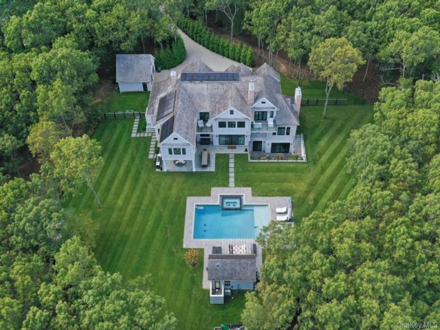  7 BR,  9.00 BTH &nbsp;A-frame style home in East Hampton