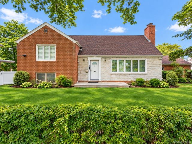  3 BR,  4.00 BTH &nbsp;Cape cod style home in Jamaica Estates
