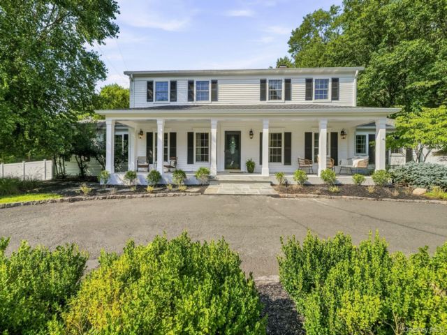  5 BR,  4.00 BTH &nbsp;Colonial style home in West Nyack