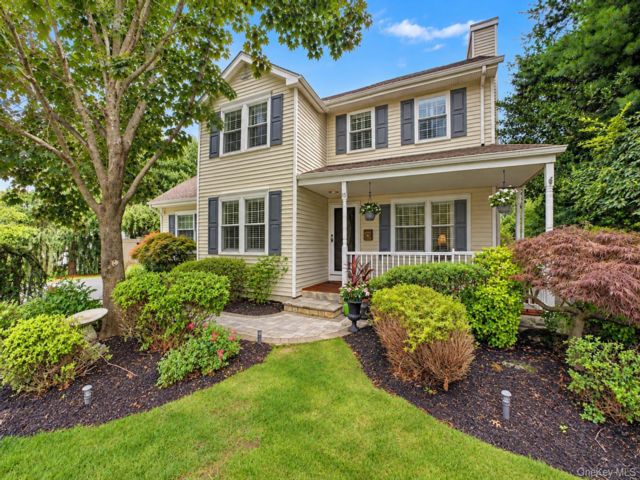  3 BR,  3.00 BTH &nbsp;Colonial style home in Kings Park