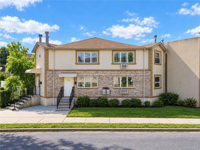  4 BR,  2.00 BTH &nbsp;House style home in Far Rockaway