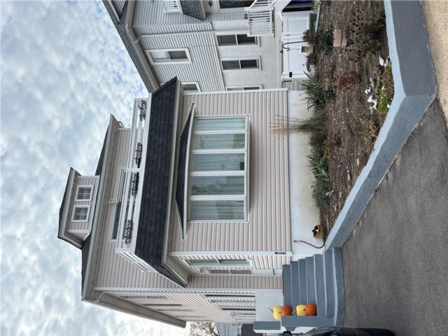  3 BR,  2.00 BTH &nbsp;Contemporary style home in Long Beach