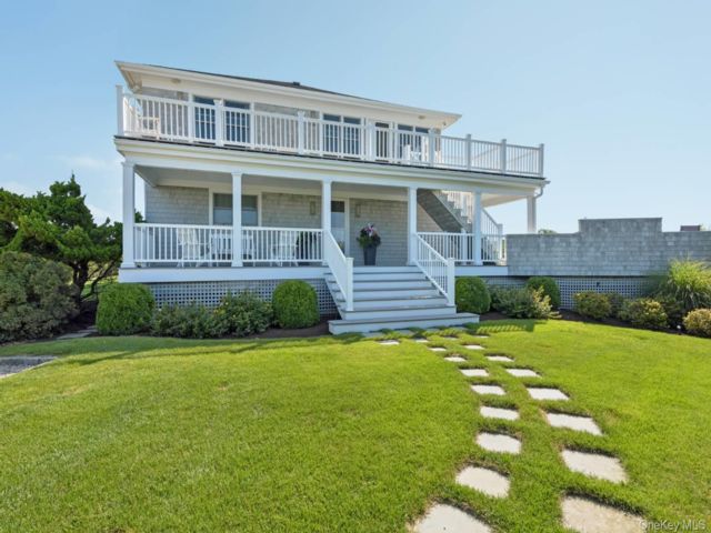  4 BR,  4.00 BTH &nbsp;Post modern style home in Westhampton Beach