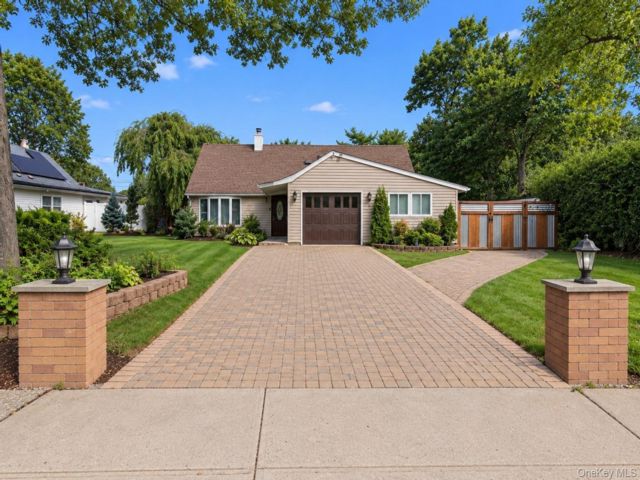  4 BR,  2.00 BTH &nbsp;Split ranch style home in Islandia