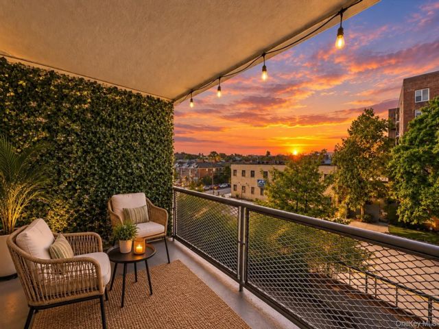  2 BR,  1.00 BTH &nbsp;Mid rise style home in Woodside