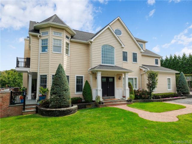  5 BR,  4.00 BTH &nbsp;Colonial style home in Oakdale
