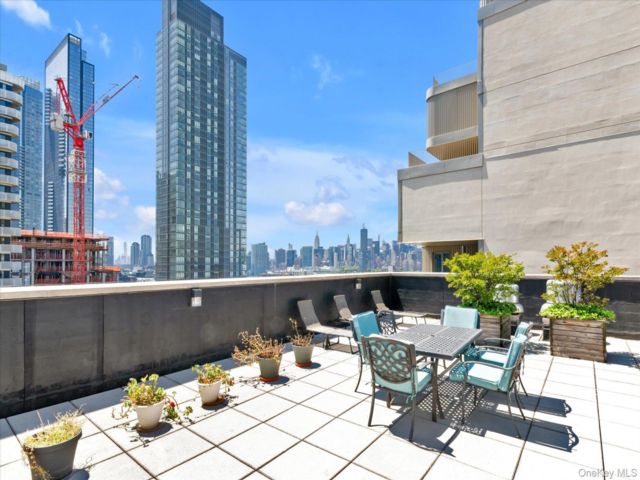  1 BR,  1.00 BTH &nbsp;Contemporary style home in Long Island City