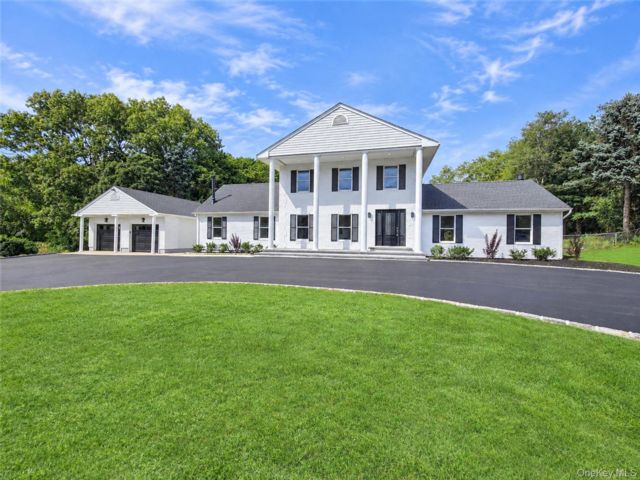  4 BR,  4.00 BTH &nbsp;Mini estate style home in Manorville