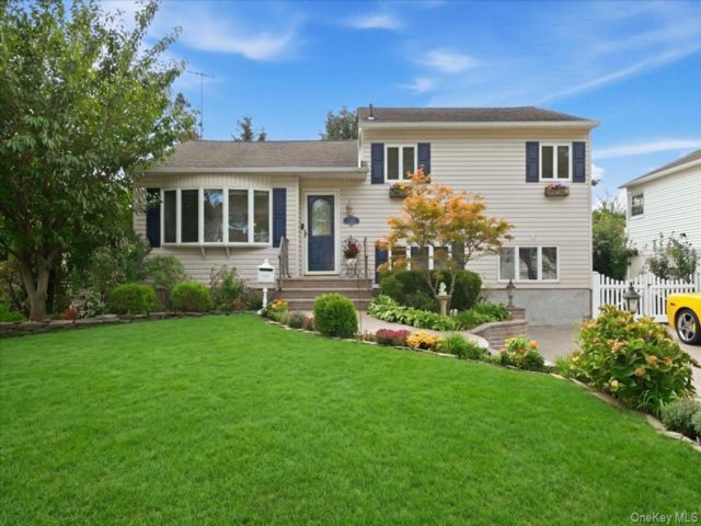  3 BR,  2.00 BTH &nbsp;Split level style home in Seaford