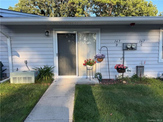  1 BR,  1.00 BTH &nbsp;Garden style home in Ridge