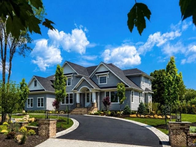  6 BR,  5.00 BTH &nbsp;Colonial style home in Brookhaven