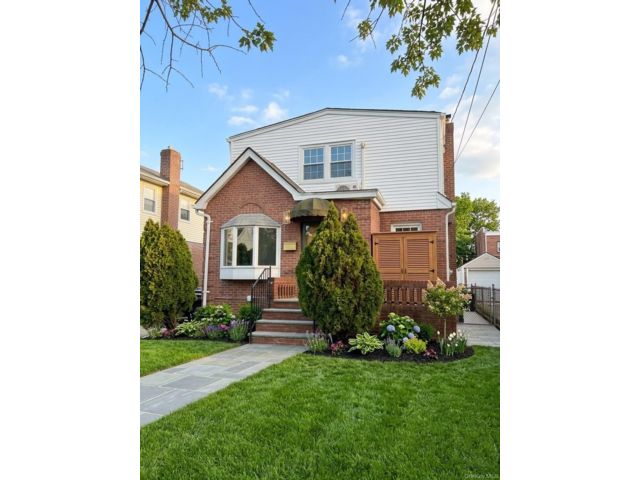  3 BR,  1.00 BTH &nbsp;Other style home in Flushing