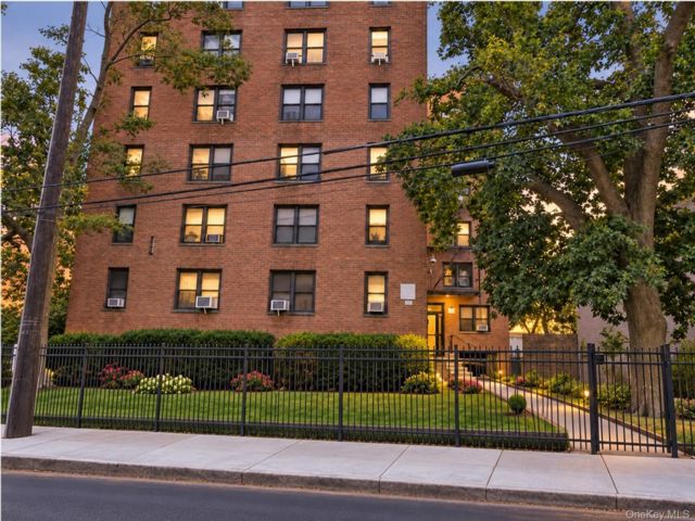  1 BR,  1.00 BTH &nbsp;Mid rise style home in Far Rockaway