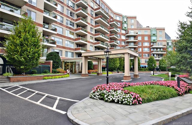  1 BR,  2.00 BTH &nbsp;Mid rise style home in Garden City