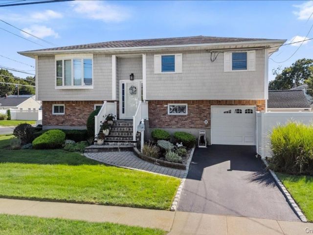  3 BR,  2.00 BTH &nbsp;Hi ranch style home in Massapequa Park