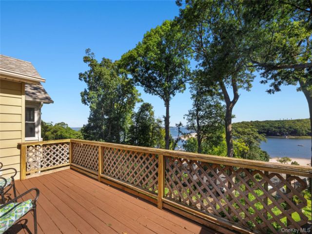  1 BR,  1.00 BTH &nbsp;Cottage style home in Centerport