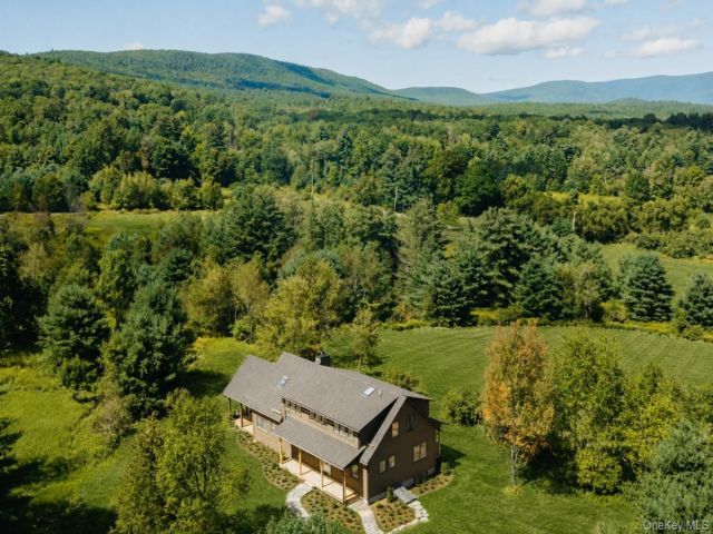  4 BR,  4.00 BTH &nbsp;Farmhouse style home in Kerhonkson