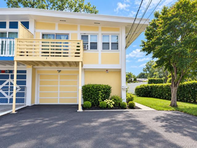  4 BR,  2.00 BTH &nbsp;Raised ranch style home in West Haverstraw
