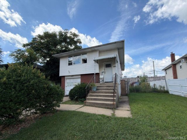  4 BR,  2.00 BTH &nbsp;Ranch style home in Uniondale